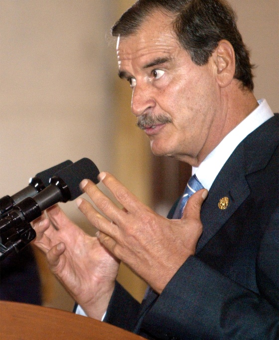 MEXICAN PRESIDENT FOX SPEAKS AT PRESS CONFERENCE WITH CANADIAN PM MARTIN