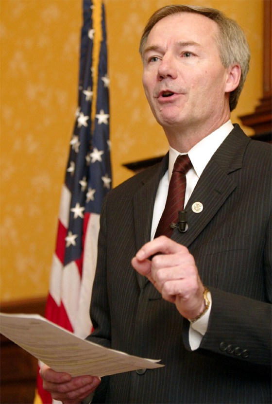 U.S DEPARTMENT OF HOMELAND SECURITY UNDERSECRETARY HUTCHINSON ADDRESSES A NEWS CONFERENCE IN BRUSSELS