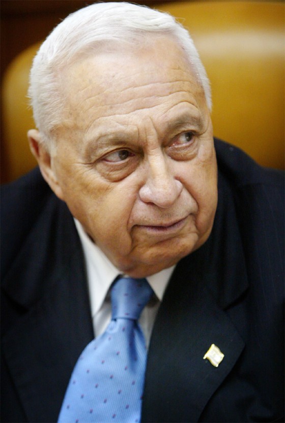ISRAELI PRIME ARIEL SHARON OPENS WEEKLY CABINET MEETING IN HIS JERUSALEM OFFICE