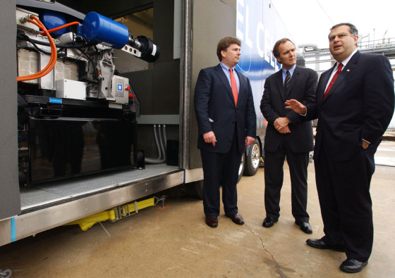 US ENERGY SECRETARY ABRAHAM LOOKS OVER GM FUEL CELL