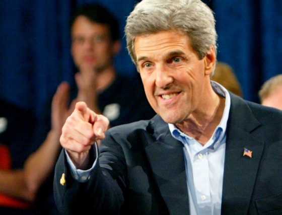 PRESIDENTIAL CANDIDATE JOHN KERRY POINTS INTO CROWD AT CAMPAIGN EVENT IN ORLANDO