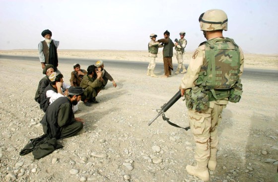 US SOLDIERS GUARD AFGHANS