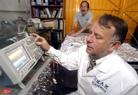 SCIENTIST CHECKS DEVICE TO LOOK FOR BURIAL CHAMBERS IN MEXICAN PYRAMID