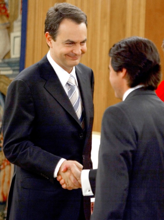 SPANISH NEW PRIME MINISTER RODRIGUEZ ZAPATERO IN CONGRATULATED BY FORMER PM AZNAR AT ZARZUELA PALACE