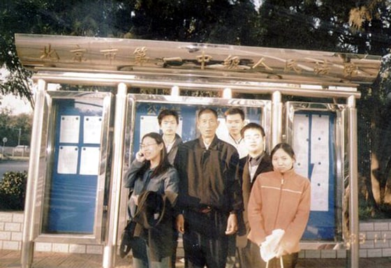 Relatives and potential witnesses were barred from entering the courtroom last October during the appeal hearing in the New Youth Study Group case. From left to right are Lu Kun, Yang Zili's wife; an unidentified friend; Jin Haike's father; Zhang Yanhua; Fan Erjun, and Huang Haixia.