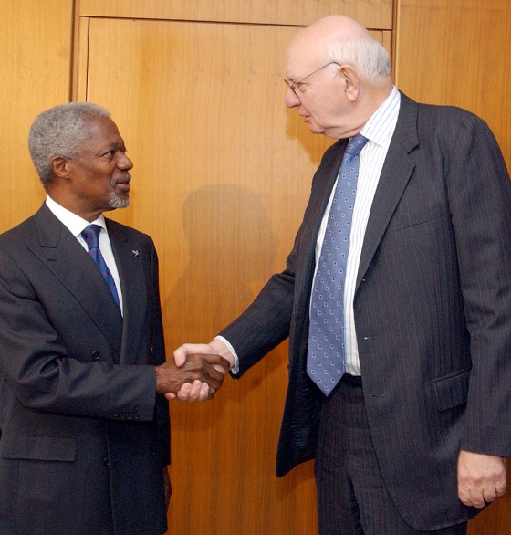 Secretary-General Kofi Annan, left, shakes hands Wednesday with former U.S. Federal Reserve chairman Paul Volcker, who will chair the investigation into the oil-for-food program.