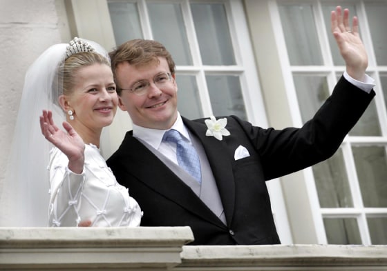 PRINCE JOHAN FRISO AND MABEL WISSE SMIT POSE FOR OFFICIAL PHOTO ON BALONCY OF NOORDEINDE PALACE