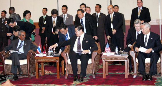 U.S. SECRETARY OF STATE WITH THAI AND SINGAPORE FOREIGN MINISTER DURING MEETING IN JAKARTA