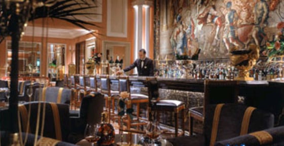 Located at Athens' premier luxury hotel, the Hotel Grande Bretagne, the Alexander is frequented by a diverse group of businessmen, politicians and artists.