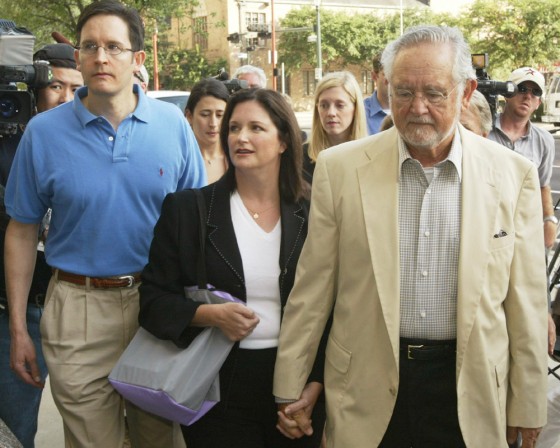 LEA FASTOW ARRIVES TO BEGIN SERVING ONE YEAR FEDERAL SENTENCE