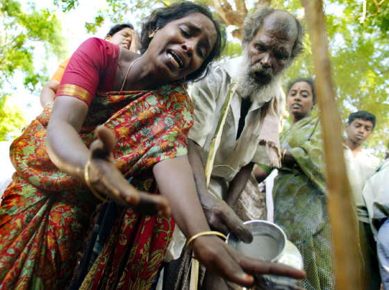 RELATIVE CRIES OVER THE GRAVE OF A GIRL IN KUMBAKONAM