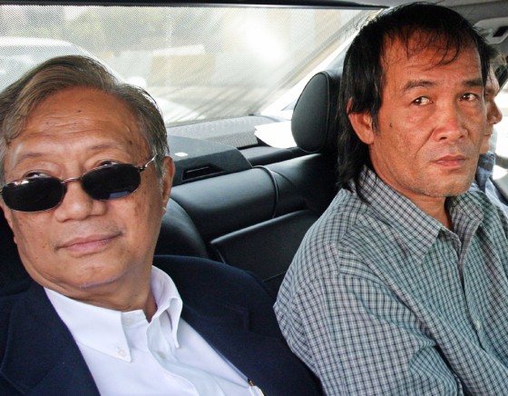 Freed Filipino hostage Angelo de la Cruz leaves embassy in Baghdad