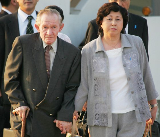 FORMER U.S. ARMY SERGEANT JENKINS AND WIFE HITOMI SOGA WALK HAND IN HAND ON ARRIVAL IN TOKYO