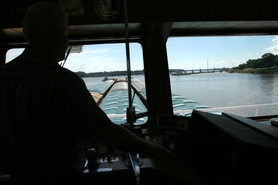 Captain Bob Loyd pilots his fifteen barge tow carring 22,500 tons of corn and denatured alcohol downstream toward Lock 24.
