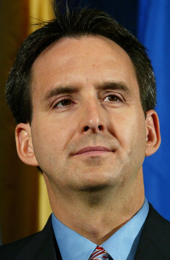 Gov. Tim Pawlenty has launched a state web site to help people in Minnesota buy prescription drugs from Canada.