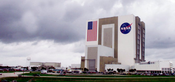 WEATHER AGAIN DELAYS LANDING OF SPACE SHUTTLE ENDEAVOUR