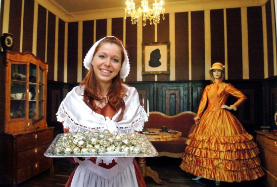 German artists unveil edible room