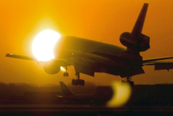 A jet prepares to into a setting at Chicago's O'Hare International 