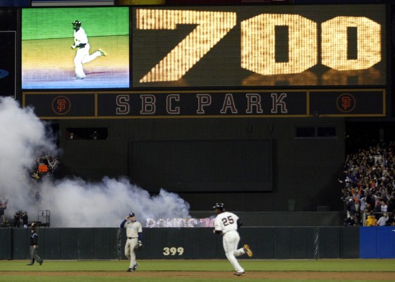 Giants Barry Bonds hits home run number 700 off Padres pitcher Jake Peavy