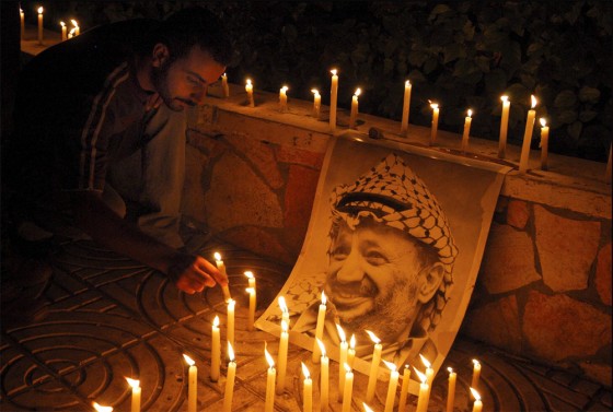 09/11/2004. Palestinians paying a last tribute to their leader Yasser Arafat