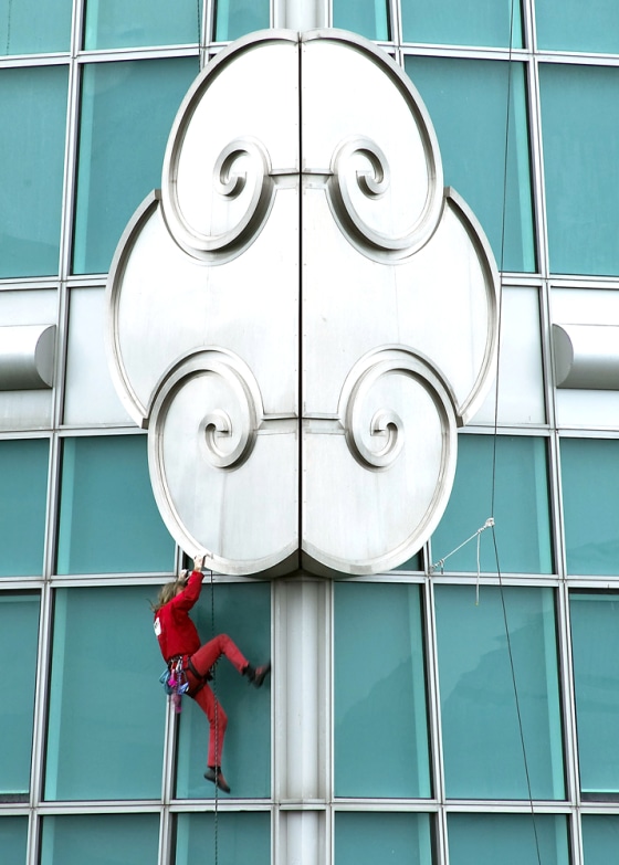ROBERT CLIMBS TAIPEI 101