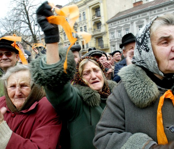 Ukrainians celebrate Ukraine's Yushchenko victory in the centre of Lviv