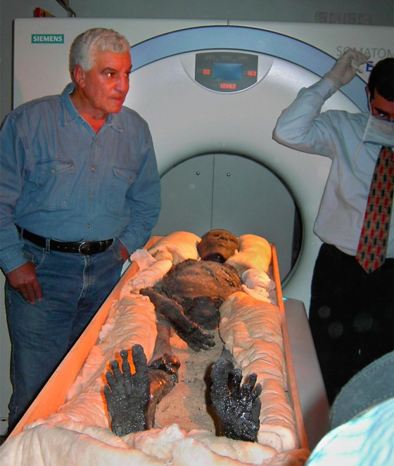 king-tut-mummy-undergoes-ct-scan