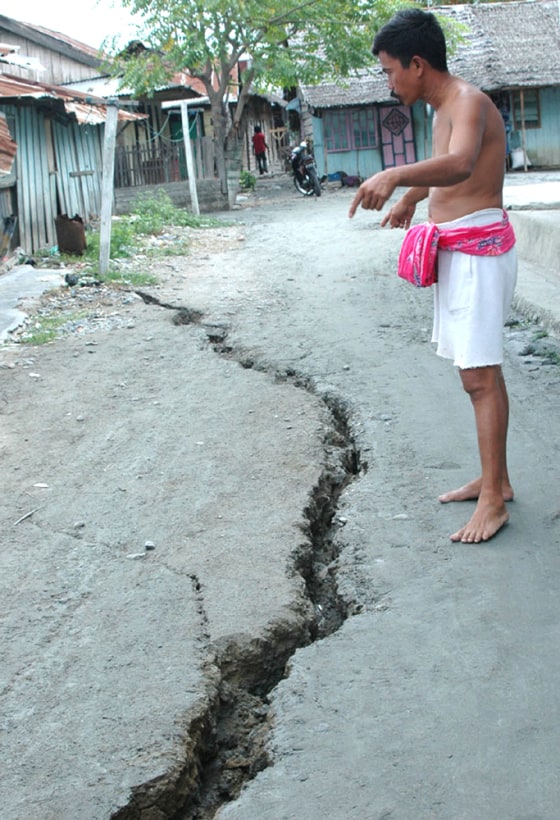 A man shows a cracked after a 6 richter