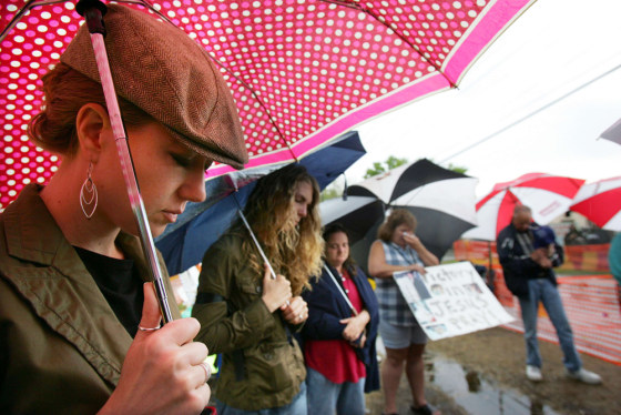 Protesters pray in front of the Woodside Hospice where Terri Schiavo is being cared for