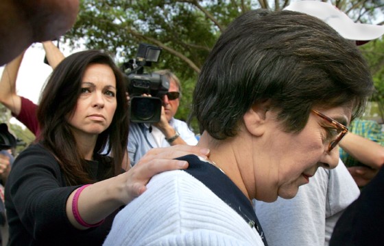 Suzanne Vitadamo sister of Terri Schiavo walks next to her mother Mary Schindler in front of the Woodside Hospice