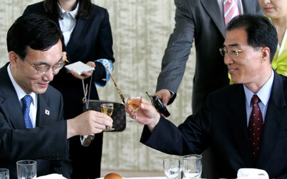 South Korea's Vice Unification Minister Rhee toasts with North Korea's head of delegation Kim at talks in North Korean city of Kaesong
