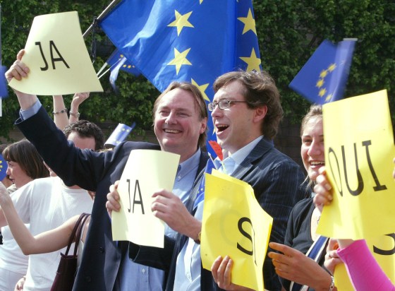 Young Europeans call for a \"Yes\" vote in European constitution referendum near the Paris town hall