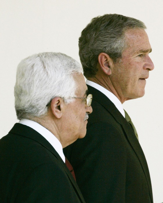 Palestinian President Abbas follows US President Bush back into White House after news conference