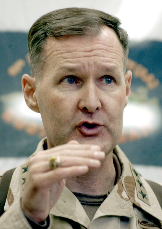 Army Lieutenant-General David Barno, com