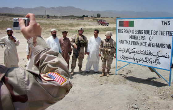 US SOLDIERS AFGHAN WORKERS