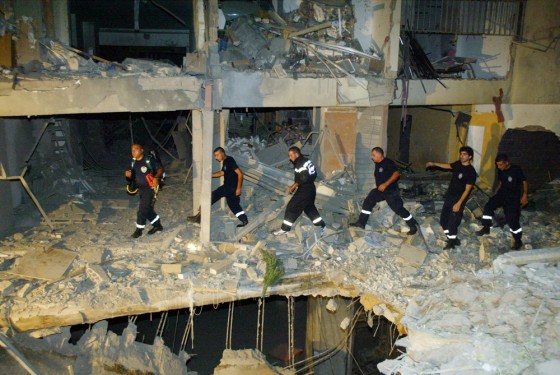 Lebanese explosives experts enter the da