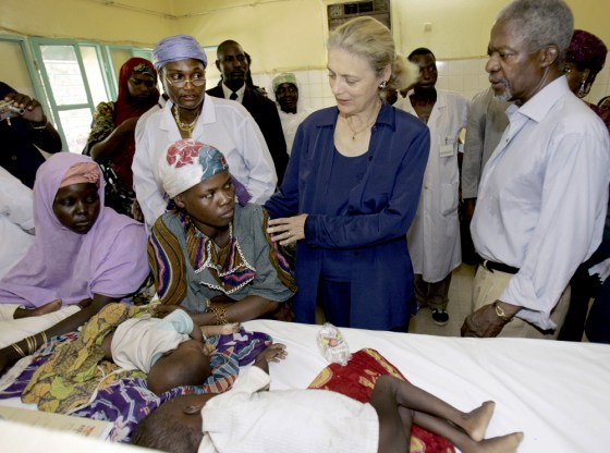 UN Secretary General Kofi Annan (R) and