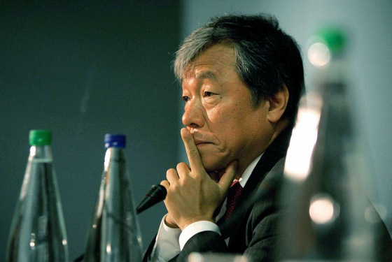 WHO Director-General and Board Chairman of GAVI Dr Lee Jong-Wook attends a news conference in London