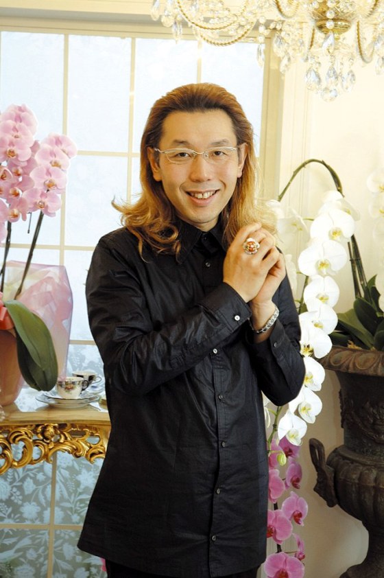 Shogo Kariyazaki is a flower arrangement artist and the owner of Kariyazaki Shogo school of flower arranging.