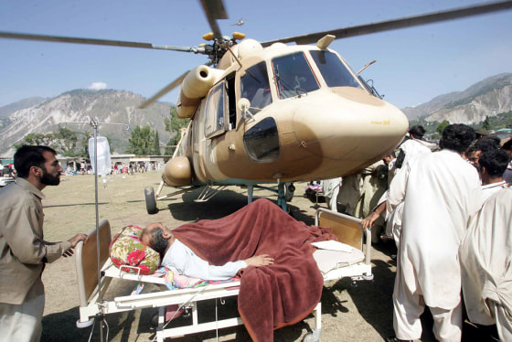 Pakistani army evacuate injured victim by army helicopter from Muzaffarabad