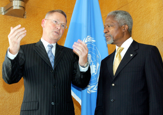 U.N. Secretary-General Kofi Annan, right, talks to German prosecutor Detlev Mehlis, who is investigating the death of former Lebanese Prime Minister Rafik Hariri, at the United Nations on Oct. 6.
