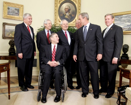 US President Bush poses with former Texas Supreme Court justices in Oval Office