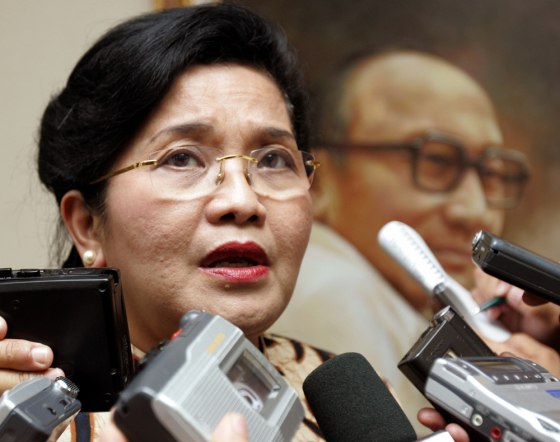 Indonesia's Health Minister Siti Fadillah Supari speaks to journalists in Jakarta