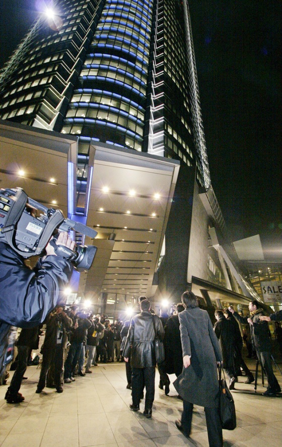 Prosecutors enter the Roppongi Hills bui