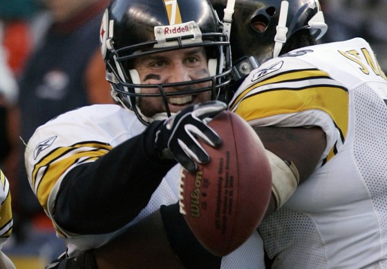 Steelers quarterback Roethlisberger celebrates with teammates Ward and Starks during NFL's AFC Championship game in Denver