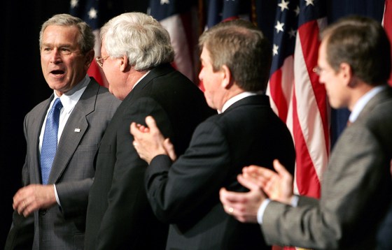 US President George W. Bush( L) talks wi