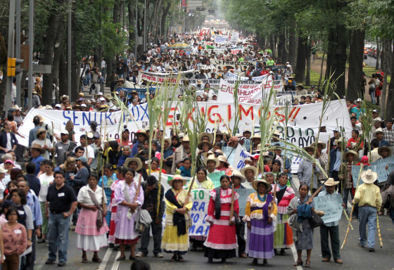 Women of the ethnic group Mazahua, carry