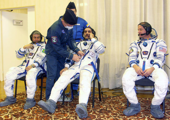 Russian cosmonaut Pavel Vinogradov (C),i