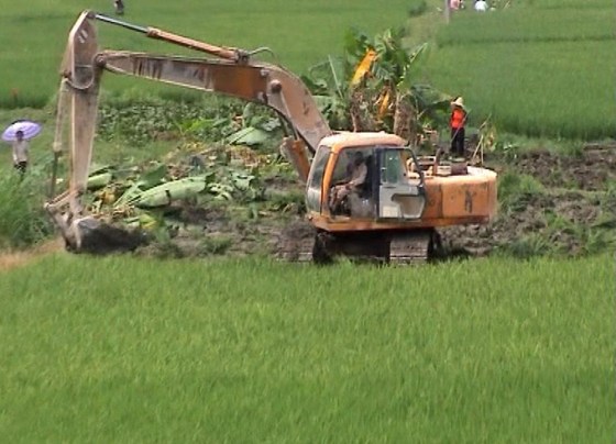 This image, taken from a DVD courtesy of Li Bai, shows contruction vehicles destroying farmland in the town Aoshi to make room for development.