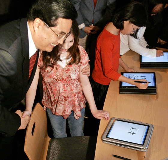 Chinese President Hu Jintao (L) embraces